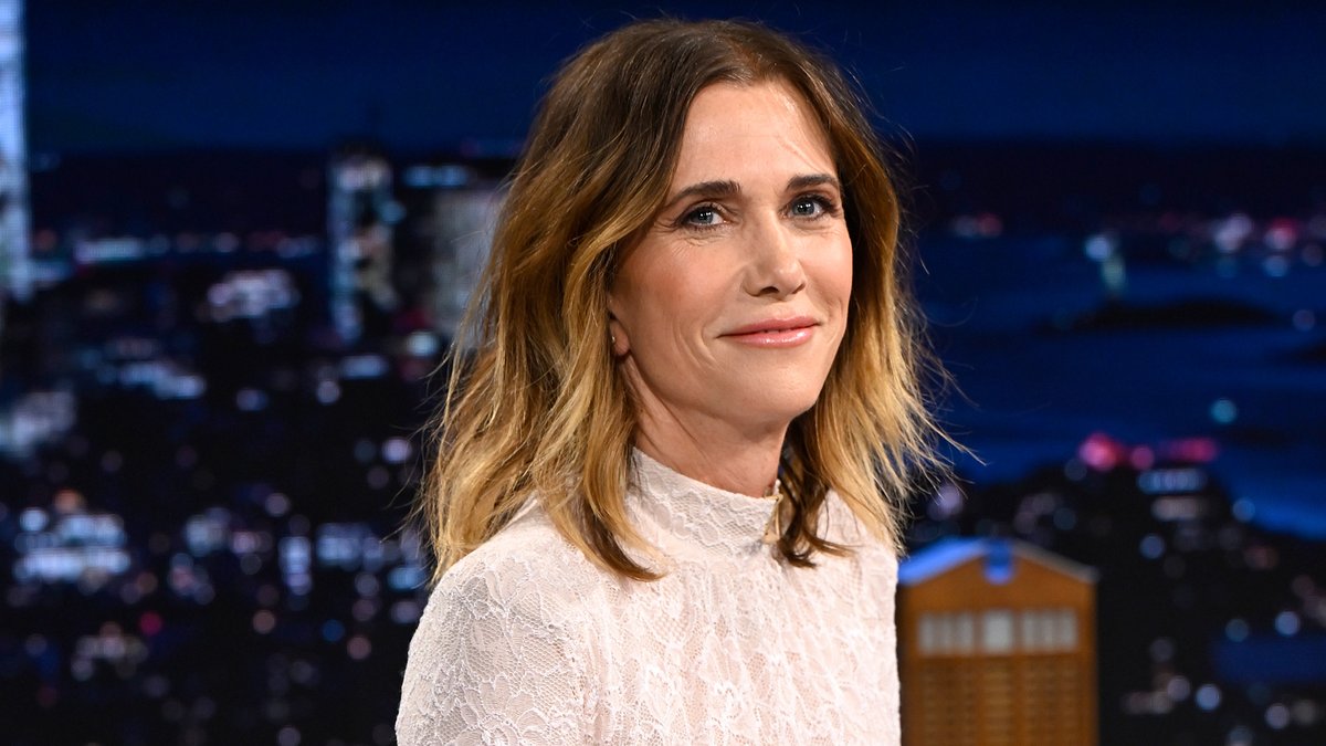 Kristen Wiig describes Game of Thrones, Emily in Paris, The Big Bang Theory, and Heated Rivalry without knowing what they're about 🤣 #FallonTonight #HeatedRivalry