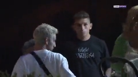 Aynı uçakta, bir gecede hem Mertens’i hem de Torreira’yı getirip reklam olmasın diye arka kapıdan sessizce çıkan yöneticilerden; futbolcu almaya giderken kendine yakın tüm gazetecilere reklamını yaptıran bir yöneticiye kaldık… Gerçekten çok yazık.