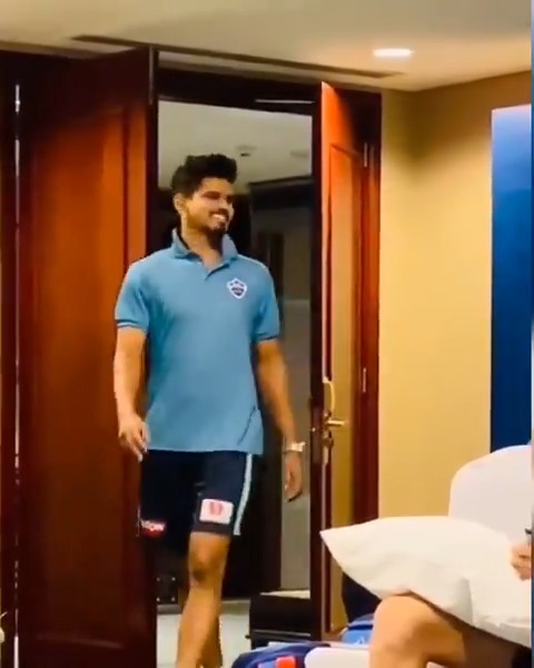 Shreyas Iyer imitating Marcus Stoinis never gets old. He has learned this game of imitation from his big bro Virat😂❤️
