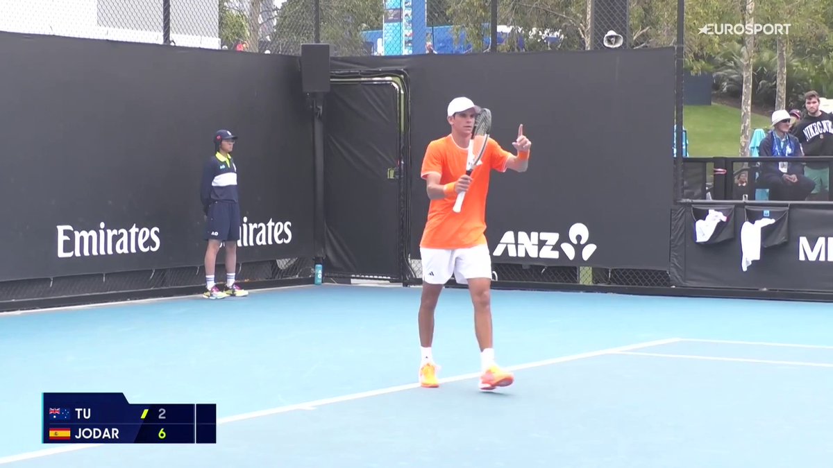 🔨🇪🇸 Así se empieza una qualy en el #AusOpen 63 minutos ha necesitado Rafa Jódar para doblegar a Li Tu (1-6 y 2-6) y superar la primera de las tres barreras para estar en el cuadro principal del #AO2026 ▶️ Todos los partidos de la fase previa del Australian Open, en HBO Max España