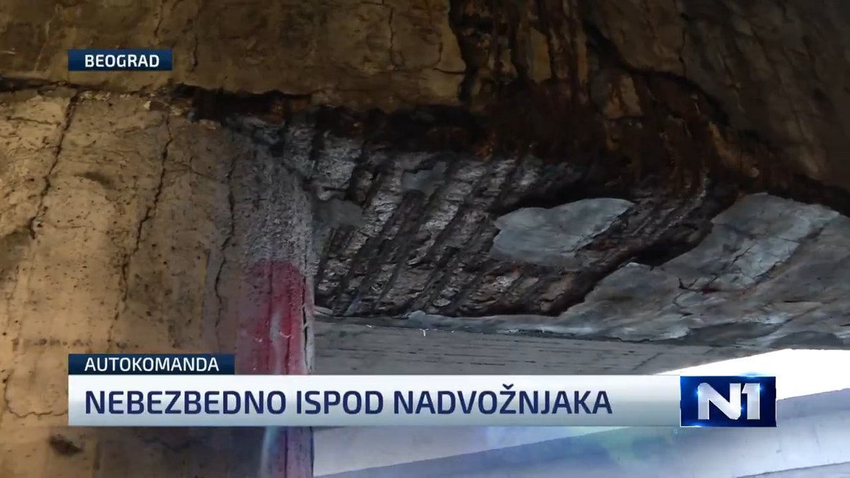 Prolaz ispod nadvožnjaka na Autokomandi nije bezbedan, upozorili su građani na društvenim mrežama. Popucao je deo tavanice, a vidljiva su i oštećenja na nosećim stubovima, što je ovoga jutra potvrdila i naša reporterka.