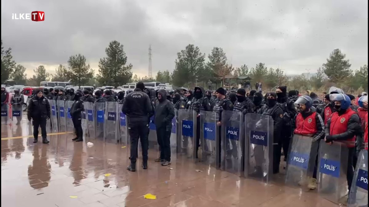 Dicle Üniversitesi öğrencileri Halep’te yaşanan saldırılara karşı hukuk fakültesi önünde bir araya geldi. Öğrencilerinin gerçekleştirmek istediği yürüyüş kolluk kuvvetlerinin müdahalesiyle engellendi 📽️Semih Aslan