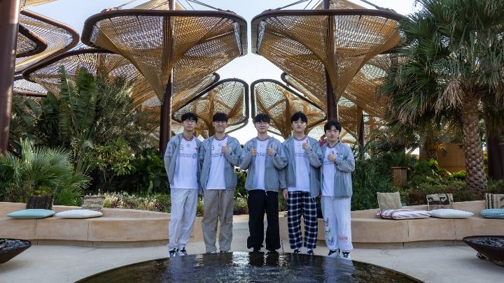 When gaming world champions T1 LoL came to The Red Sea | البحر الأحمر, they took time to celebrate in style – moving between sea and sand, diving among corals, sandboarding, spa moments, and evenings under the stars. See how the visit unfolded.