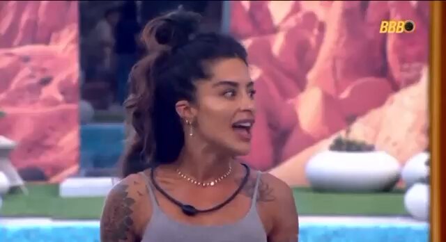 aline campos tentando criar um conceito sobre ter tirado “riscado” do seu nome artístico “riscado é riscado, tem cortes, riscos... o campos é campos, campos floridos” que viagem é essakkkkkkkkkkkkk #bbb26