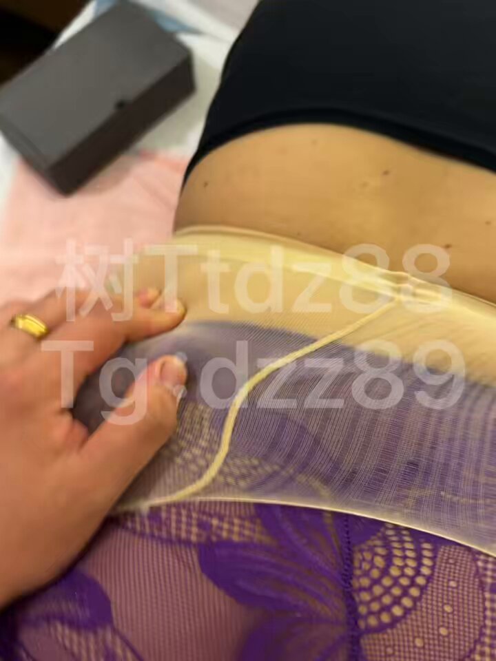 偷情抖音附近人 老公给熟女买的紫色蕾丝内裤 都还没来的及享受我先用上了哈哈 配上超薄肉丝开档丝袜在酒店的白床单上叫我老公 实在受不了了 出轨人妻的淫叫 隔壁都听到了 同好交流 #丝袜 #偷情 #熟女