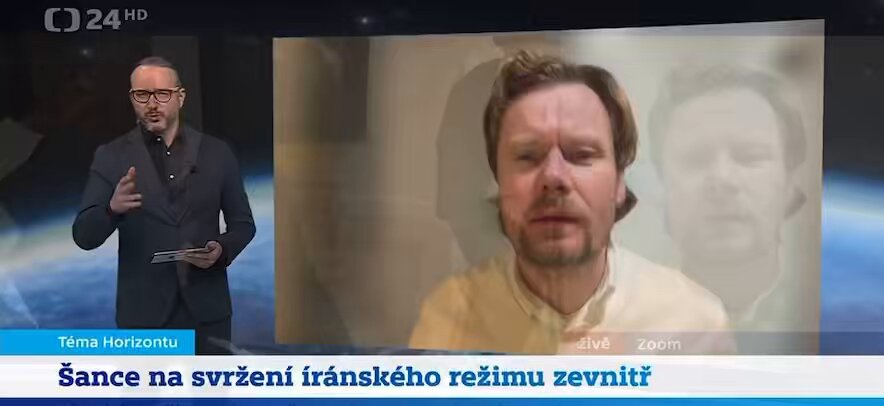 Donald Trump informoval svět, že USA zvažují pomoc 🇮🇷 protestujícím davům v Íránu. Islamistický režim ajatolláhů, kteří zemi neúprosně sužují již od roku 1979, bezostyšně nasadil proti demonstrantům v ulicích elitní Revoluční gardy a označil je za teroristy. Dokonce nazývá protesty další fází izraelsko-íránské dvanáctidenní války z loňského roku. Nepředstavujme si však pomoc USA jako rozsáhlou invazi typu operací v Afghánistánu 🇦🇫 2001 nebo Iráku 2003, ale spíše jako přesné „chirurgické“ řezy proti specifickým vojensko-politickým cílům podobné loňské 🇺🇸 operaci Půlnoční kladivo🔨. Proč je Írán pro Spojené státy důležitý? Rozebrali jsme s Jakub Szántó 👇🏼