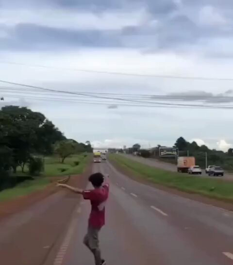 Paraguay'da bir genç, izlenme uğruna az kalsın kamyonun altında kalıyordu.