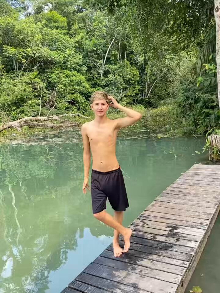 Tenho cara de metido e chato, mas nao tenho rivalidade com nem um gay acho a maioria tudooo, sejam mais felizes sejam mais vocês 🤍