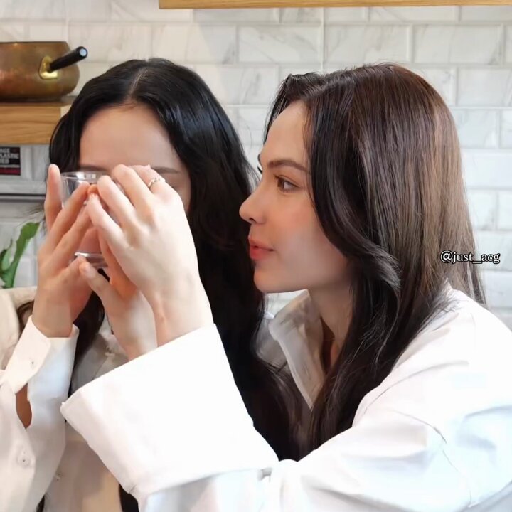 Their moments of randoms kisses are always so cute 🤏 #ลูกหมีซอนญ่า #LMSY