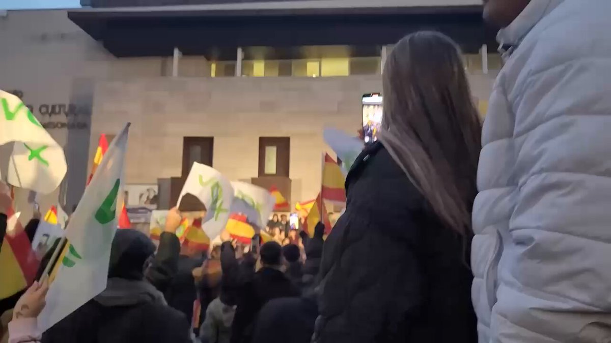 🇪🇸 | Santiago Abascal ha protagonizado hoy una entrada triunfal en el acto público celebrado en la localidad zaragozana de Utebo.