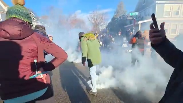 🚨"F*cking dammit Nazis!" Trump's ICE agents randomly gassed a residential Minneapolis neighborhood filled with people after taking another young—potentially teenage—boy. Via Jon Farina. FULL VIDEO ⬇️