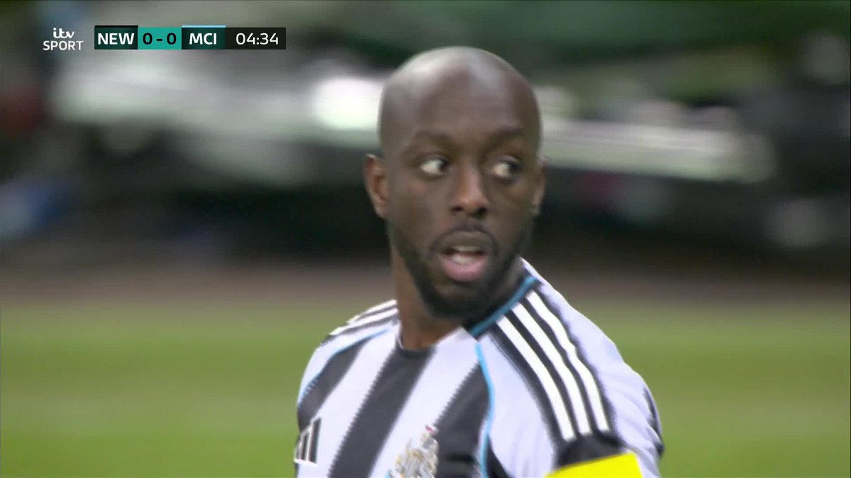 It should be 1-0 to Newcastle 🤯 Yoane Wissa fails to hit the target sending his early opportunity over the bar 👀 #CarabaoCup | Newcastle United