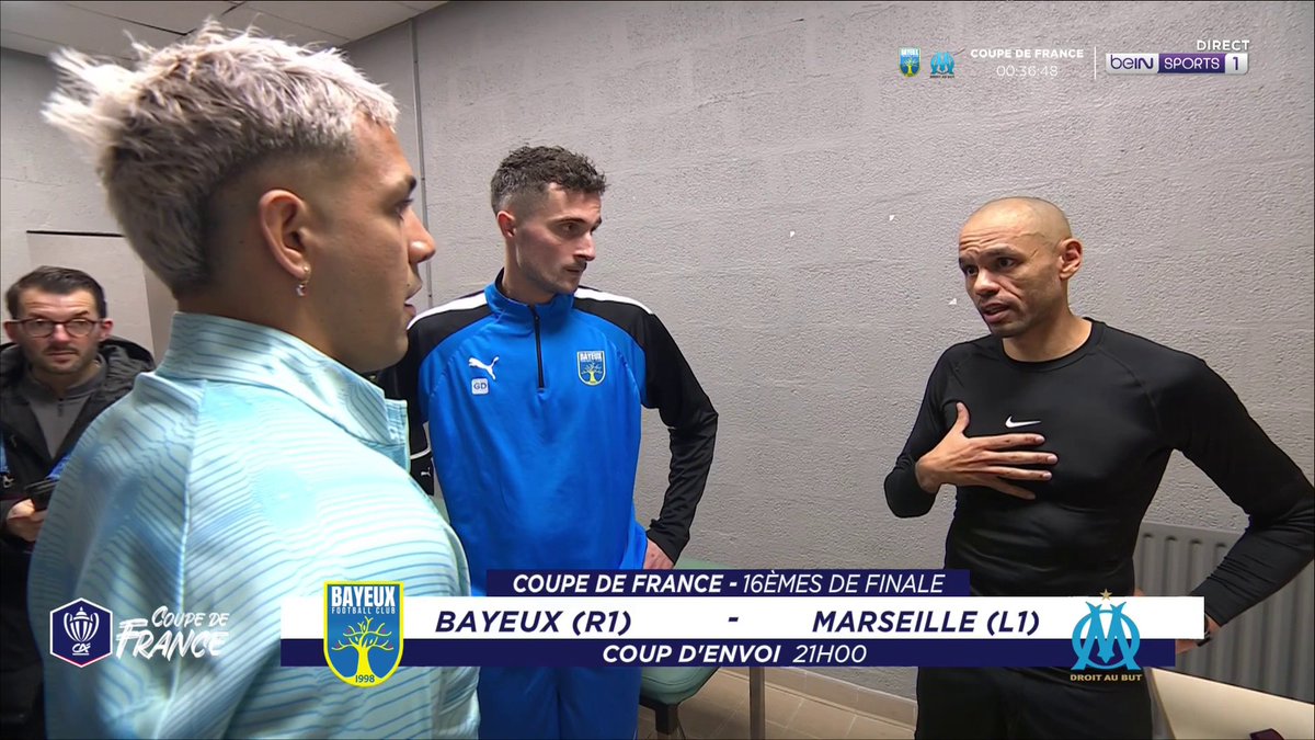 ๐ ๐ฆ๐จ๐ฃ๐๐ฅ๐๐ ๐ฬ๐๐๐๐ก๐๐ entre lโarbitre Gaรซl Angoula avec les deux capitaines de lโOM et du FC Bayeux en Coupe de France ๐ซ๐ท. De belles images ! ๐ ๐ฅ beIN SPORTS