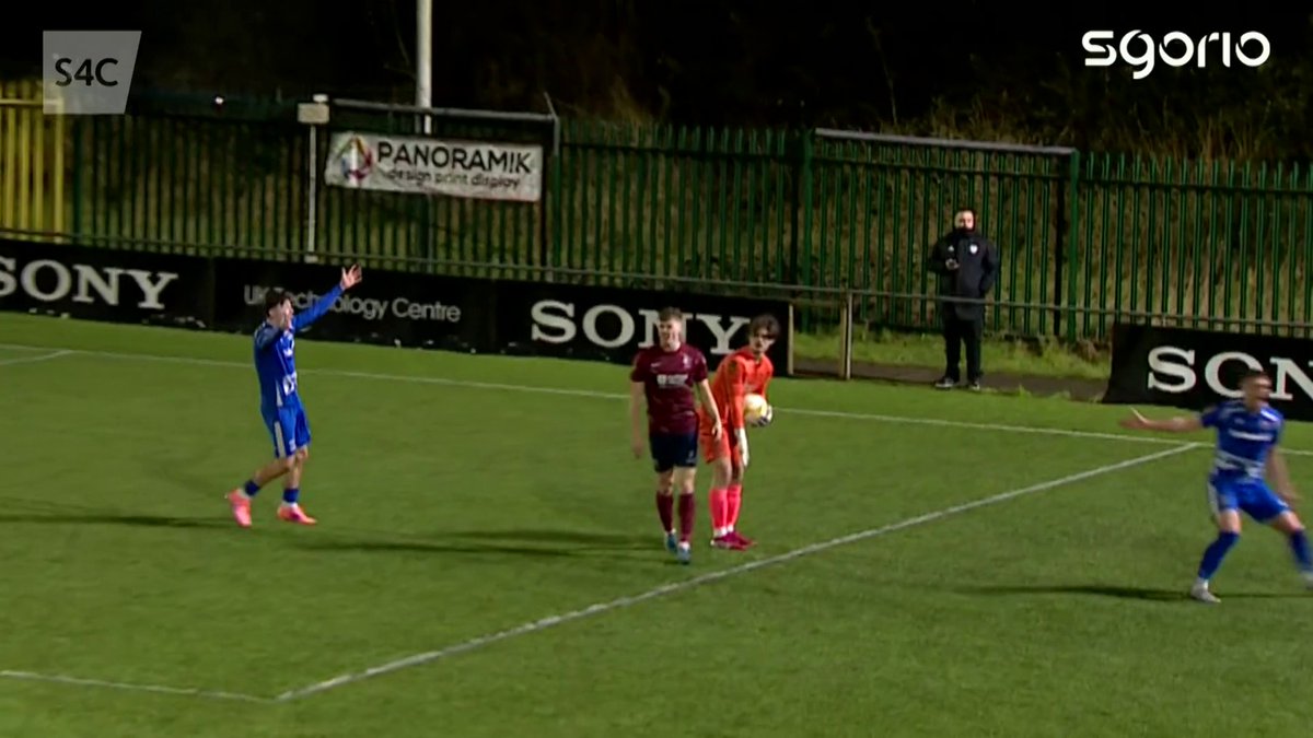 Golwr Met Caerdydd Sam Seager yn cael ei ddanfon o'r maes am afael ar y bêl tu allan i'r cwrt cosbi ❌ Cardiff Met Football Club are down to 10 men as Seager sees red for handling the ball outside the penalty area 🟥 #JDCymruPremier