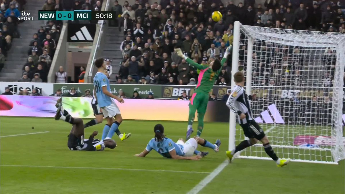 Razor-sharp reactions from James Trafford 😤 Two MASSIVE chances for Newcastle United denied by the City keeper and just listen to the crowd erupt in St James' Park 🔊 #CarabaoCup | Manchester City