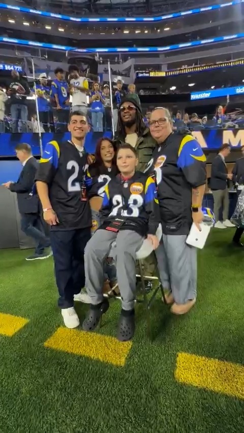 A special surprise for a special fan. 🥰 Verizon MyAccess 🤝 #RamsHouse