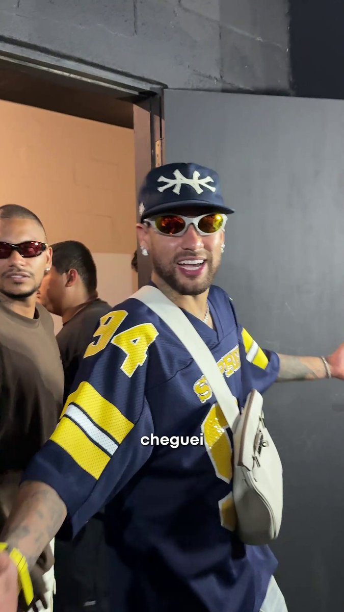 A verdade é que maior galera joga hate no Cris Guedes porque inveja o cara. Aproveitou as oportunidades, ficou milionário e curte a vida com o amigo de infância.