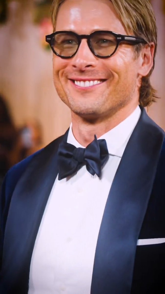 Oh, well hello Glen Powell 😉 #GoldenGlobes