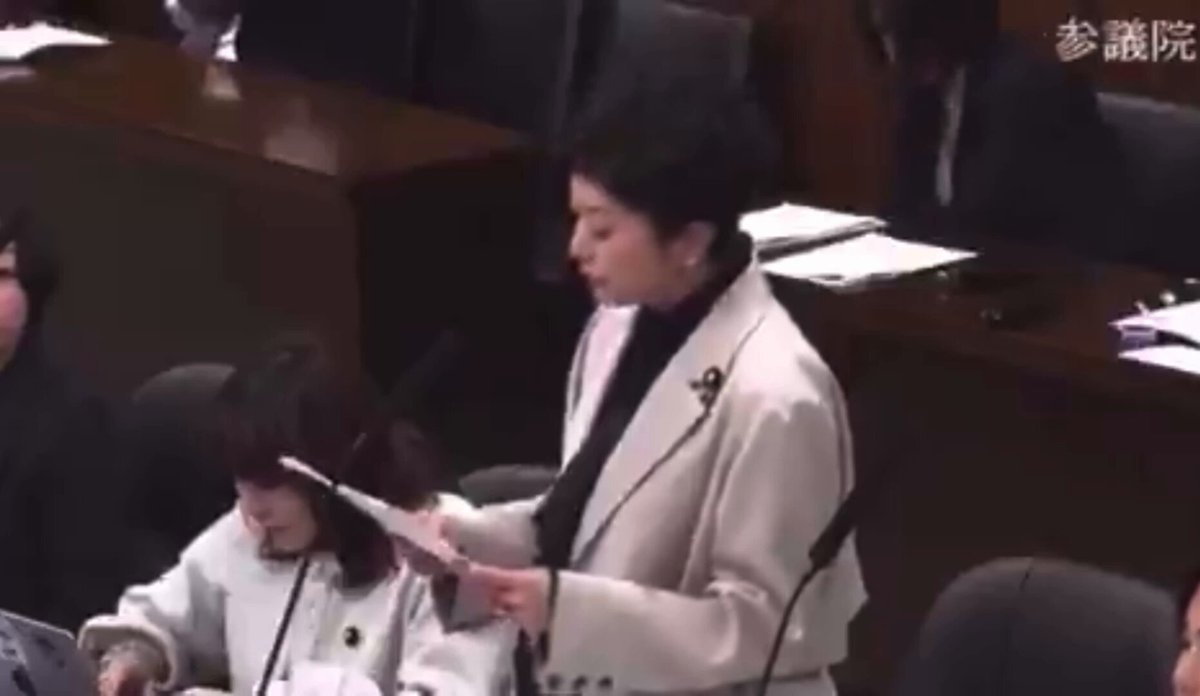 奥田ふみよ「河野太郎さんが突然、紙の保険証をなくすと言い出し、国民やお医者さんや薬局の方達から猛抗議があった。いま4000万人がマイナ保険証を持ってない。私も持ってない。なぜ作らないのか。政府が信用できないから。高市政権には、自民党から副大臣や政務官に裏金議員が8人もいる」 同感。
