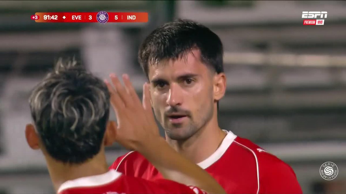 #Independiente El quinto gol en la cabeza de Pussytto. El delantero rojo se acercó al banco de suplentes y le dijo a Quinteros que no vayan a buscar a ningún 9 (mientras se golpeaba el pecho). Cuánta personalidad de Nacho que gritó el gol con el alma.