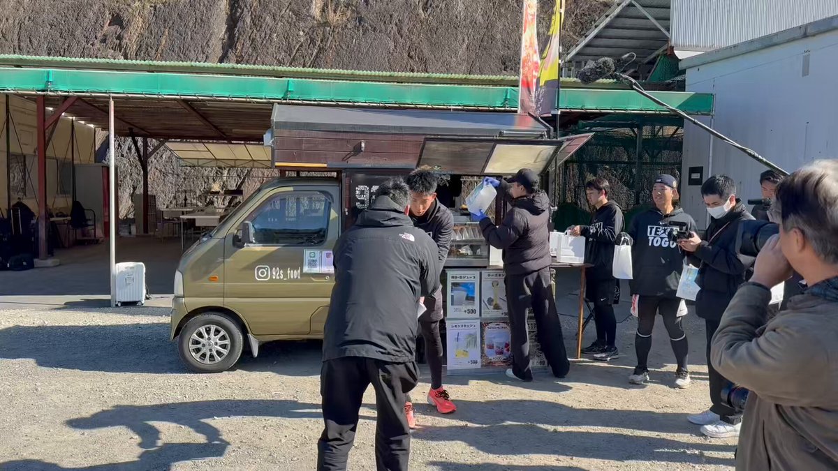 #戸郷翔征 投手はキッチンカー、クニーズフードトラックの昼食を報道陣に差し入れ。ありがとうございます #巨人 #giants #ジャイアンツ