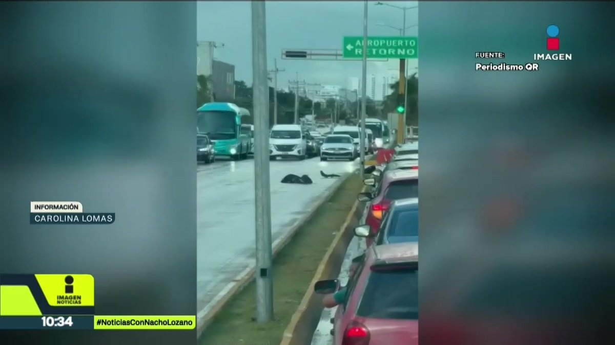 Un autobús turístico en #Cancún, #QuintanaRoo, arrastró durante varios metros a una motocicleta con dos pasajeros. El autobús no se detuvo durante al menos 6 metros con la moto atorada en el chasis. Los automovilistas que circulaban en la zona grabaron el momento: