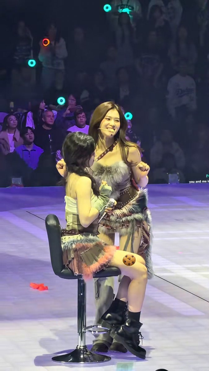 SANA HEADING TO DAHYUN'S SEAT TO PLAY WITH HER 🥹