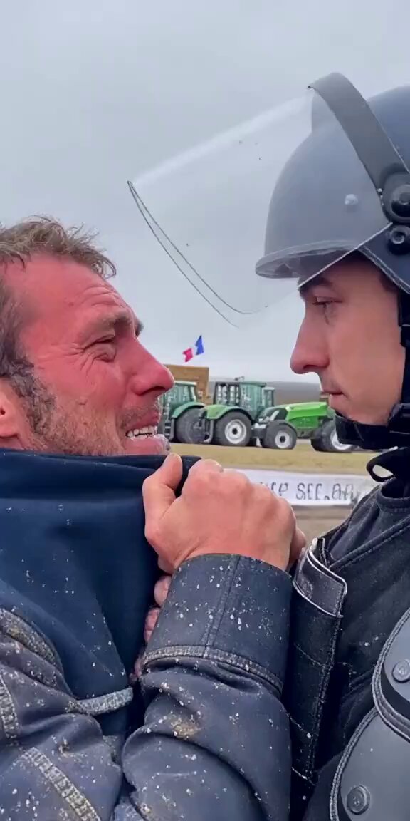 👉 A62: gespannen confrontatie tussen boer en politieagent 😳🚜👮 Op de A62, tussen Toulouse en Bordeaux 🚧 Een boer confronteert een politieagent en legt hem zonder omwegen zijn situatie uit. Een schokkend en ontroerend moment tegelijk 🤯💔