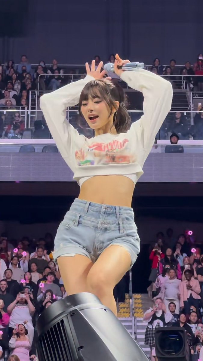 TZUYU WITH BANGS IN THIS ENCORE LOOK OMG??