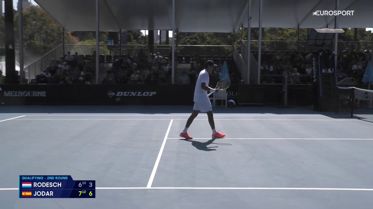 Rafa Jรณdar no deja de asombrarnos y ya estรก a una sola victoria de meterse en el cuadro del Open de Australia. Recordamos que es su primera participaciรณn. Brutal. Rafa enfrentarรก a Van Assche, que llegรณ a ser N63 del mundo hace un par de aรฑos.