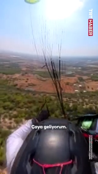 ☕️"Çay içelim gel!" 🪂 "Geliyorum." ☕️"Tamam, demli mi içersin?" Mersin’de yamaç paraşütçüsü uçuş sırasında, fidan dikimi yapan orman işçilerinin çay davetini karşılıksız bırakmadı.