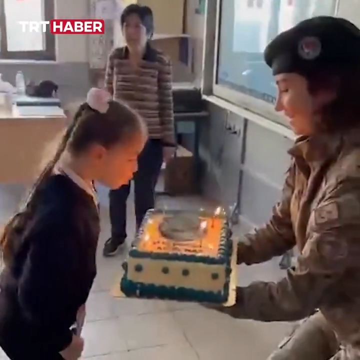 🎂 Özel harekat polislerinden, şehidimiz Necati Aygün'ün kızı Aysel Naz'a doğum günü sürprizi... 📍Aydın