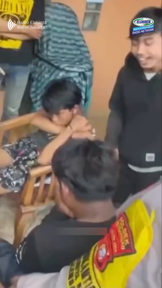 Dua remaja laki-laki yang diduga melakukan aksi begal payudara terhadap anak di bawah umur di Meruya Selatan, Kembangan, Jakarta Barat, berhasil ditangkap warga setempat saat hendak melancarkan aksinya pada Selasa (13/1). Polisi kemudian mengamankan kedua pelaku yang ternyata masih di bawah umur ke Polsek Kembangan untuk pemeriksaan lebih lanjut. Kasus ini berawal dari rekaman CCTV di beberapa titik yang menunjukkan dua pelaku berboncengan motor melakukan pelecehan terhadap pelajar dan warga di sekitar Jalan H. Sodon, Meruya Selatan.