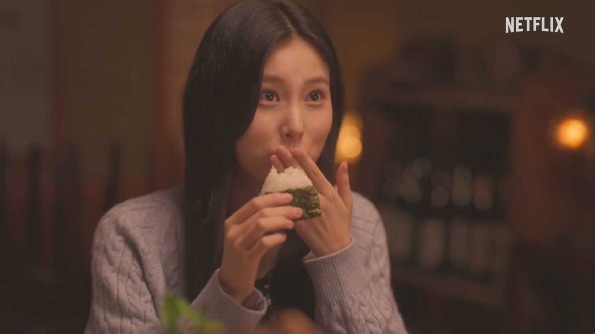 imagine accidentally throwing a ball of paper at a cute boy and he serves you a great meal in return 😭 i need the next episode of gimbap and onigiri NOW #GimbapAndOnigiri #EijiAkaso #赤楚衛二 #KangHyewon #강혜원