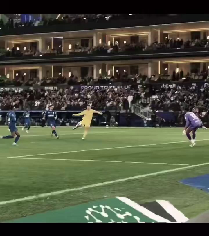 لازالوا يحتفلون بأخطاء التحكيم كأنهم حصلوا على الدوري !! ويدّعون أن النصر ليس مرعباً لهم .. إذا لم يكن مرعب فلماذا كل هذا الضجيج عند كل صافرة ؟ العجيب ليس في احتفالهم بل في إنكارهم لسطوة العالمي بعد كل هذا الاحتفال 🤣🤣 #النصر كيان عظيم ولذة الفوز معه عظيمة 💛💙