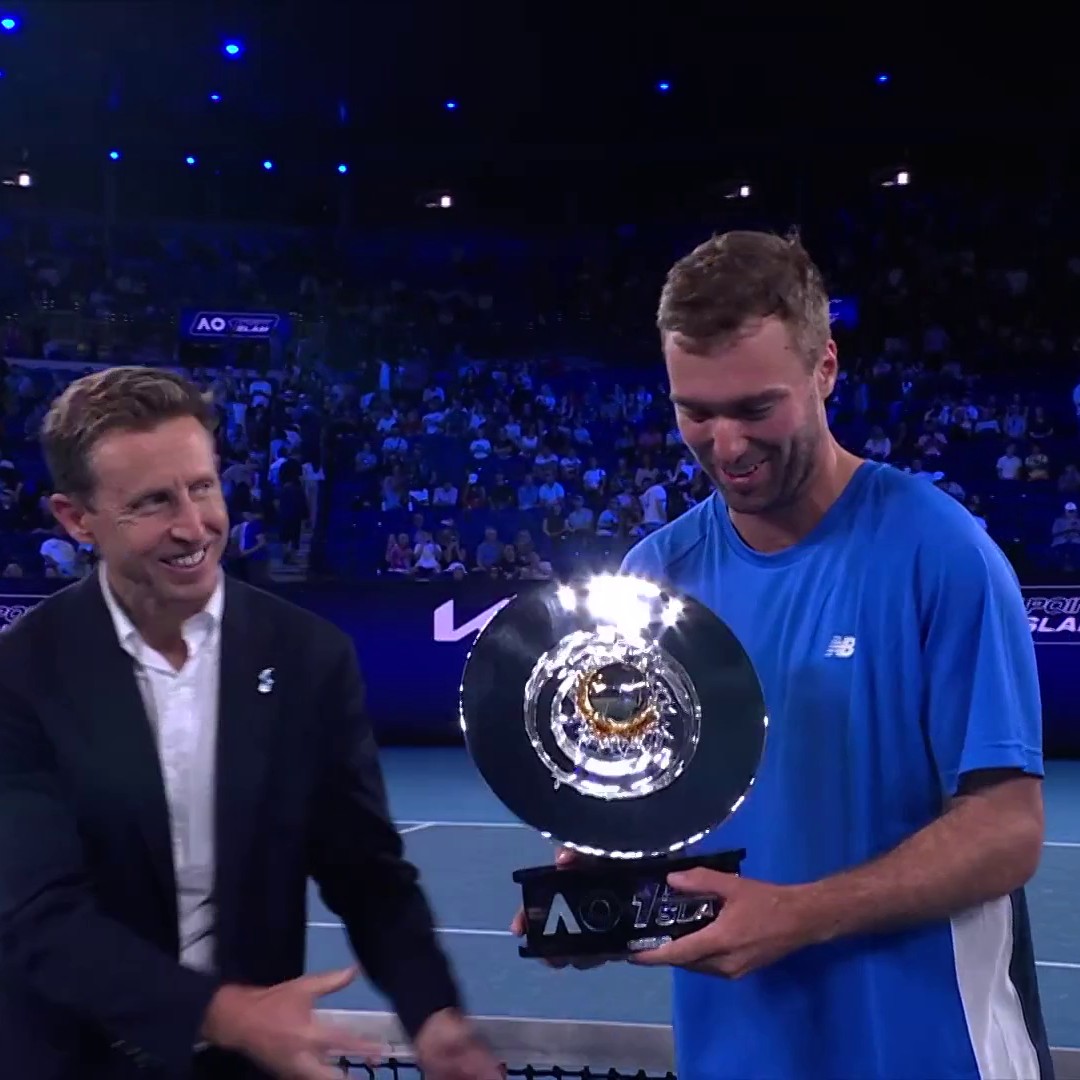 JORDAN SMITH 🇦🇺 REMPORTE LE ONE POINT SLAM 💫 ✅ Smith ✅ Pigossi ✅ Sinner ✅ Anisimova ✅ Martinez ✅ Garland INCROYABLE. Malgré la présence des meilleurs joueurs et meilleures joueuses, c’est bien l’AMATEUR qui décroche le million de dollars. 🤯