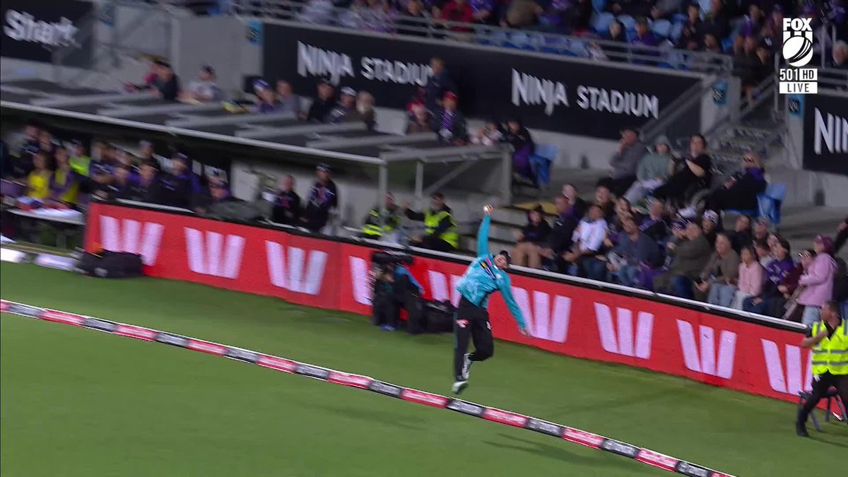 Matthew Renshaw, take a BOW! 🙇 It wasn't possible to catch this in the deep, but an ELITE effort prevented six big ones. 📺 Watch #BBL15 on Fox Cricket's Channel 501 ✍️ BLOG 🔢 MATCH CENTRE