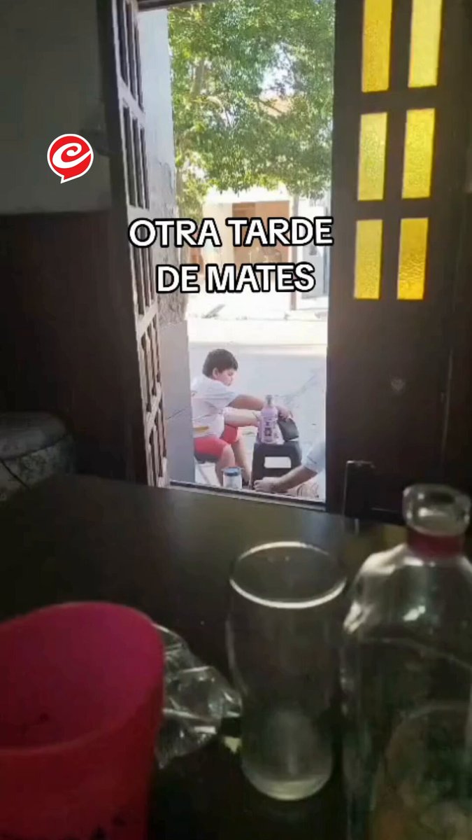"Amistad" Por estos dos nenes de 10 años que se sientan todos los días en la vereda a tomar mate y a charlar como adultos.