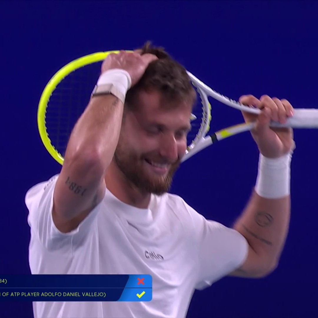 Très marrante cette idée de tournoi de tennis d'exhibition, dans lequel un amateur a gagné 𝟱𝟴𝟬 𝟬𝟬𝟬€ en battant Sinner ou encore Moutet dans des matchs en 1 point ! 😅 Beaucoup d'autodérision chez les joueurs... Le foot devrait s'inspirer ! 👀