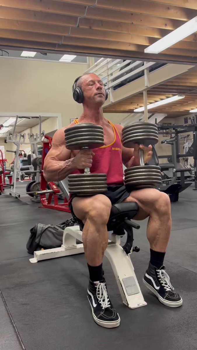 So it’s been about a month of running the incline DB. First video on the left is more traditional press with the 110s. 5 reps. Didn’t like the arm path and wanted to make sure the focus is on upper chest Messed around with a couple other grips and settled on neutral. Felt this gave me the best arm path and stimulus. Initially started with the 90s. Right video is this morning with the 110s and hit 9 reps. Next session I’ll move to 115s to bring me back to the bottom of my rep range (5-10h) and build from there 🫡