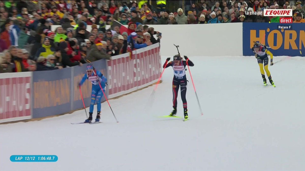 Quelle fin de course à Ruhpolding : grâce à Kirkeeide, la Norvège remporte le relais sur le fil devant l'Italie et la Suède ! Julia Simon a souffert dans le dernier tour, les Françaises finissent 4es. #lequipeBIATHLON