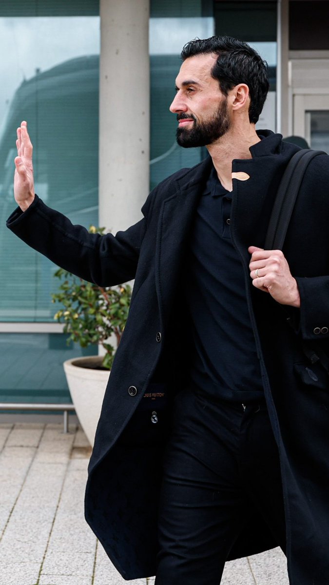 👏 Arbeloa y el Real Madrid, aclamados en su llegada a Albacete: el nuevo entrenador del conjunto blanco afronta su primera prueba en los octavos de la #CopadelRey 📹 Sergio Rodríguez #LaCopaMola