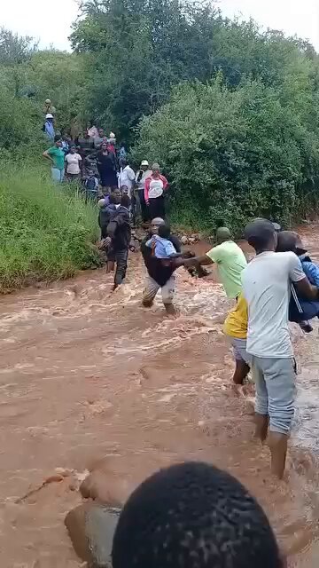 𝗟𝗜𝗠𝗣𝗢𝗣𝗢 𝗙𝗟𝗢𝗢𝗗𝗦 Parents in Riba Cross, London outside Burgersfort in Limpopo say flooding and the lack of a bridge continue to endanger children travelling to school. With no safe crossing, learners are forced to navigate overflowing water daily. The community says repeated appeals for help have gone unanswered and is now calling on authorities, mining companies, or any stakeholders to urgently provide scholar transport or build a temporary bridge to ensure learners’ safety. #LimpopoChronicle
