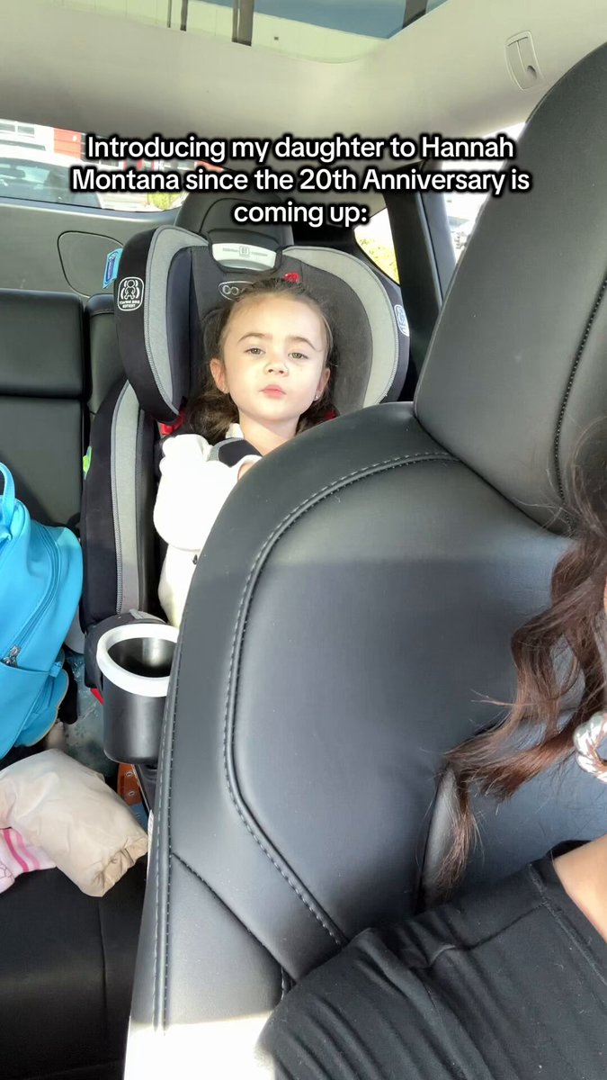 Fofa! Anna Maria Perez (Ashley de Hannah Montana) em novo vídeo via TikTok apresentando para sua filha as músicas da série.