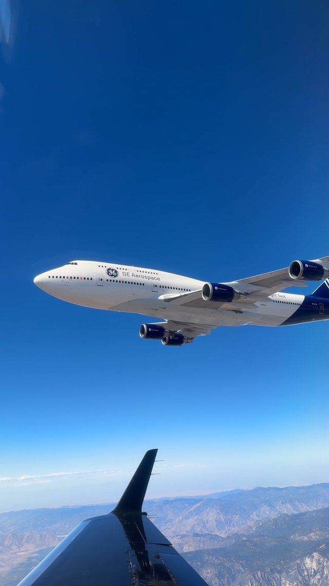 Happy #WingSeatWednesday, featuring our very own Flying Test Bed! It’s new paint job got it’s own photoshoot. 📸😍 #GEAerospace #QueenOfTheSkies