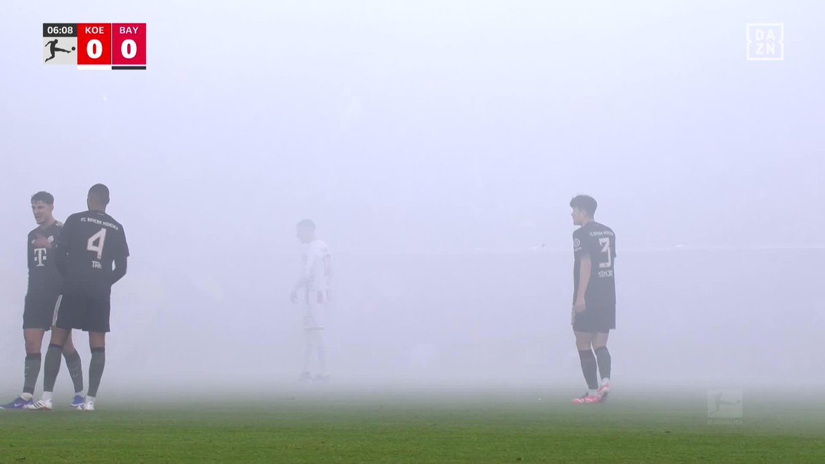 ESTO ES UNA LOCURA 💨 El partido del Bayern tuvo que ser detenido por el humo causado por las bengalas 💥 Pero OJO porque la cabra del Köln ni se inmutó 🤣🐐 #BundesligaEnDAZN 🇩🇪