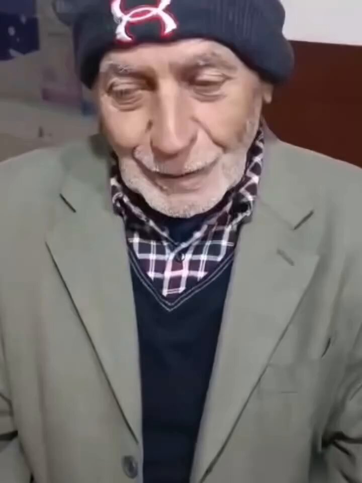 الرجل الحلبي الذي تم تداول مقطعه بكثرة على مواقع تواصل الإجتماعي في مدينة حلب عندما كان يبحث عن مشروب خلال القصف، يظهر اليوم ليوضح قصة المقطع وسوء الفهم الحاصل.