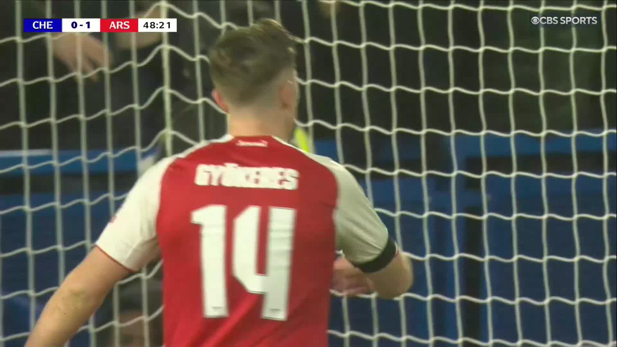 Robert Sánchez has gifted Arsenal a second goal 🎁😳 Viktor Gyökeres pounces on the spilled ball to double the lead! Catch Chelsea vs Arsenal in the first leg of the Carabao Cup semifinal LIVE NOW on Paramount+ 📺
