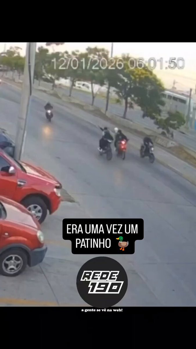 Os PATINHOS chegaram para praticar o ASSALTO ,foi nesse momento que o motociclista se afasta, pega seu aparelho de SOM da cintura, e coloca o bandido pra DANÇAR. Final feliz esse foi de arrasto !!