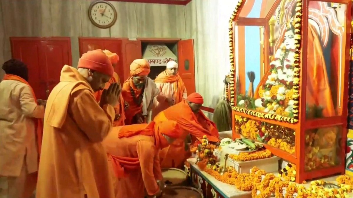 सांस्कृतिक चेतना, सामाजिक सद्भाव और भगवान सूर्य की आराधना के पावन पर्व 'मकर संक्रांति' (खिचड़ी) की प्रदेश वासियों को हार्दिक बधाई एवं शुभकामनाएं। जन-कल्याण, सामाजिक समरसता और सांस्कृतिक उत्कर्ष का प्रतीक यह महापर्व सभी के जीवन में सुख, शांति, समृद्धि और आरोग्यता का संचार करे, भगवान भास्कर से यही प्रार्थना है।